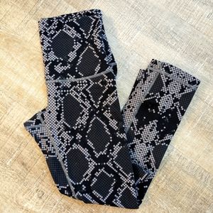 Lululemon wunder under crops Ziggy snake